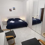 Authentic Home, 10 Min Walk To Historic Center & Waterfront נאפולי