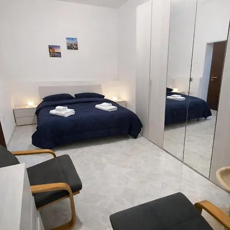 Authentic Home, 10 Min Walk To Historic Center & Waterfront נאפולי
