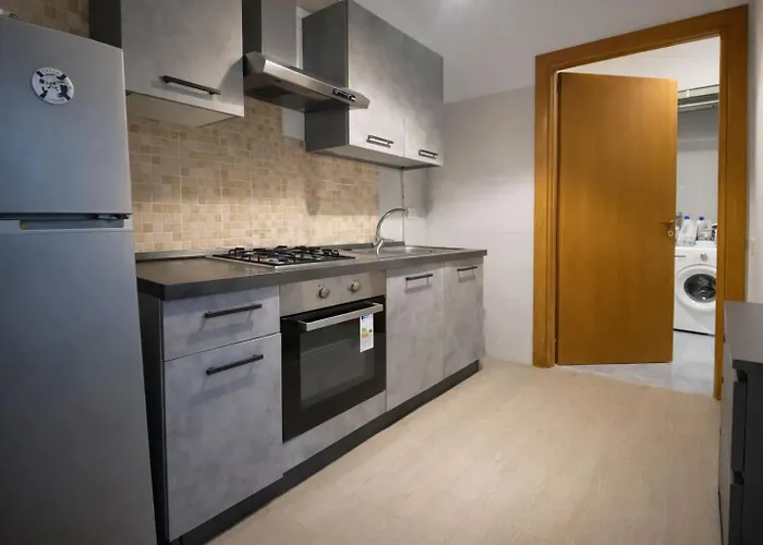 Authentic Home, 10 Min Walk To Historic Center & Waterfront بيت للعطل